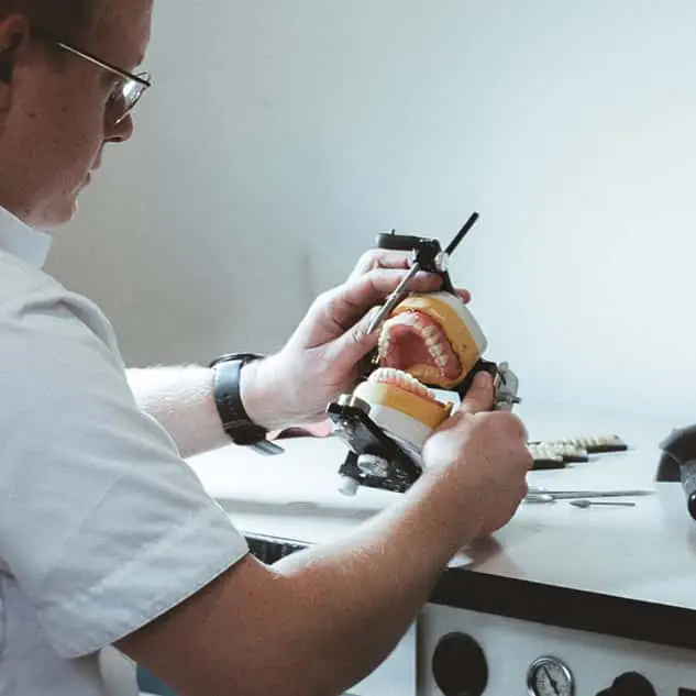Onderhoud & Reparatie Tandprotheticus past tandprothese aan