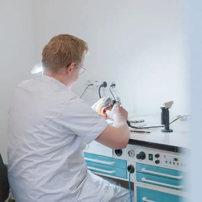 Onderhoud & Reparatie Man werkt met gebit