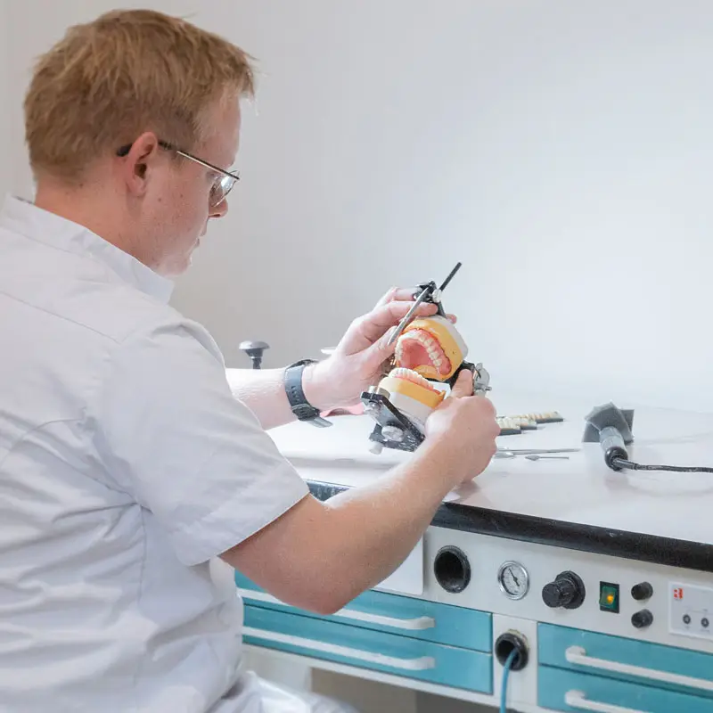 Gebitsprotheses Tandtechnicus werkt aan gebit