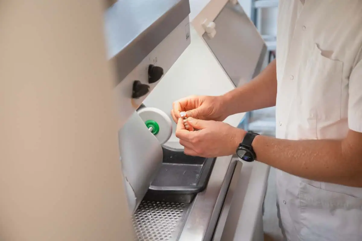 Onderhoud & Reparatie Ambachtsman slijpt gebit met machine