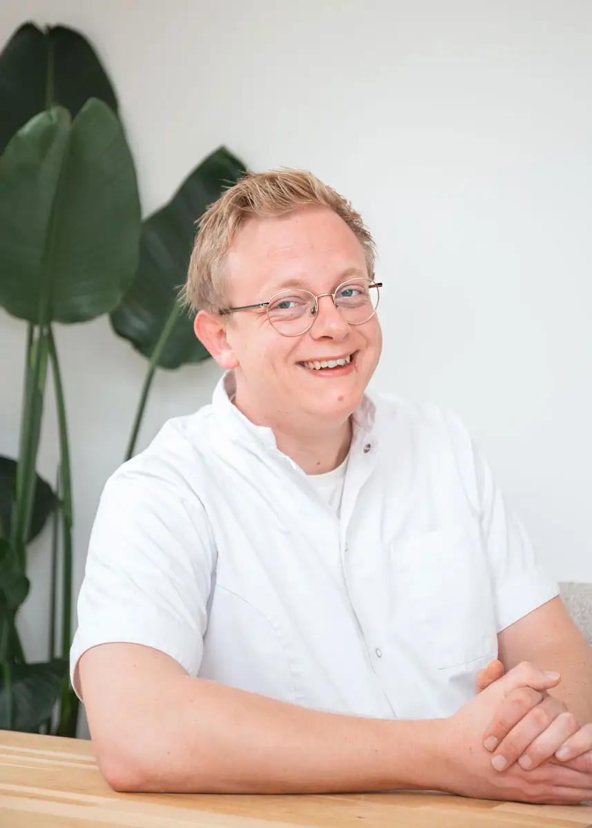 Contact Bart lachend